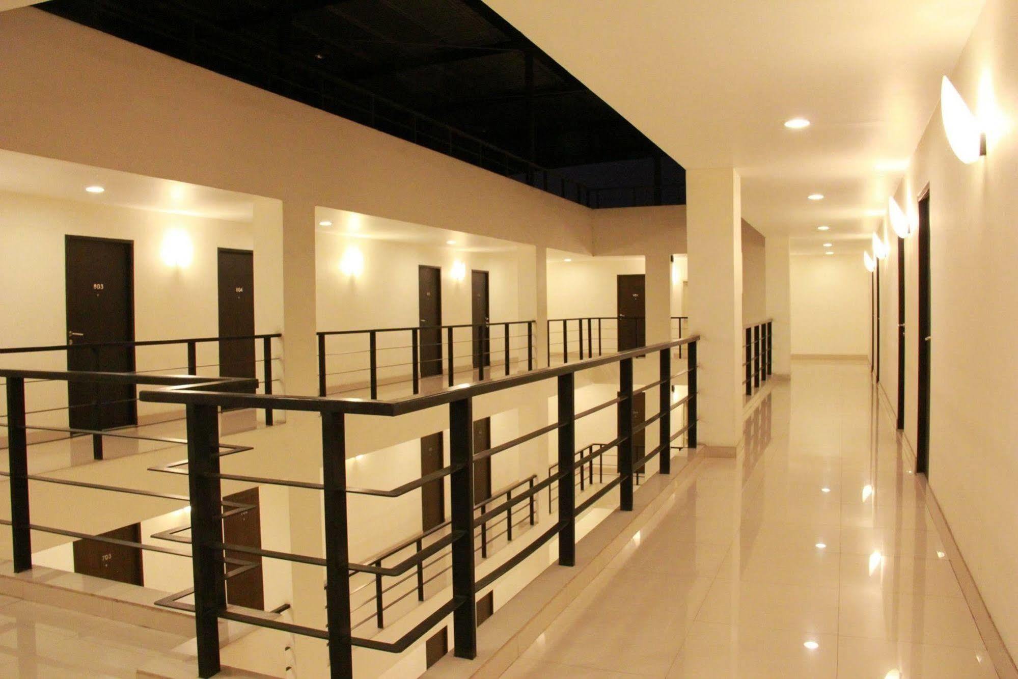 The Atrium Ratchada 13 Aparthotel Bangkok Exteriör bild